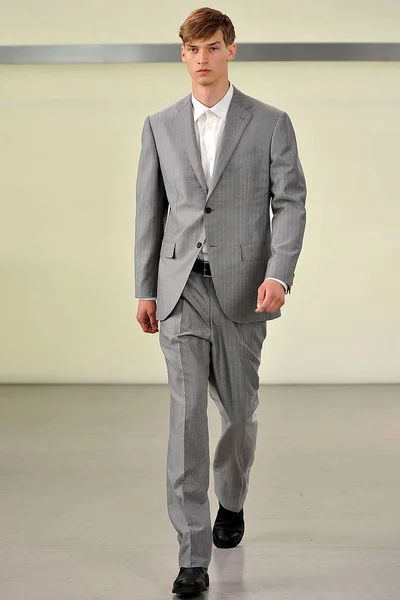 Look 16